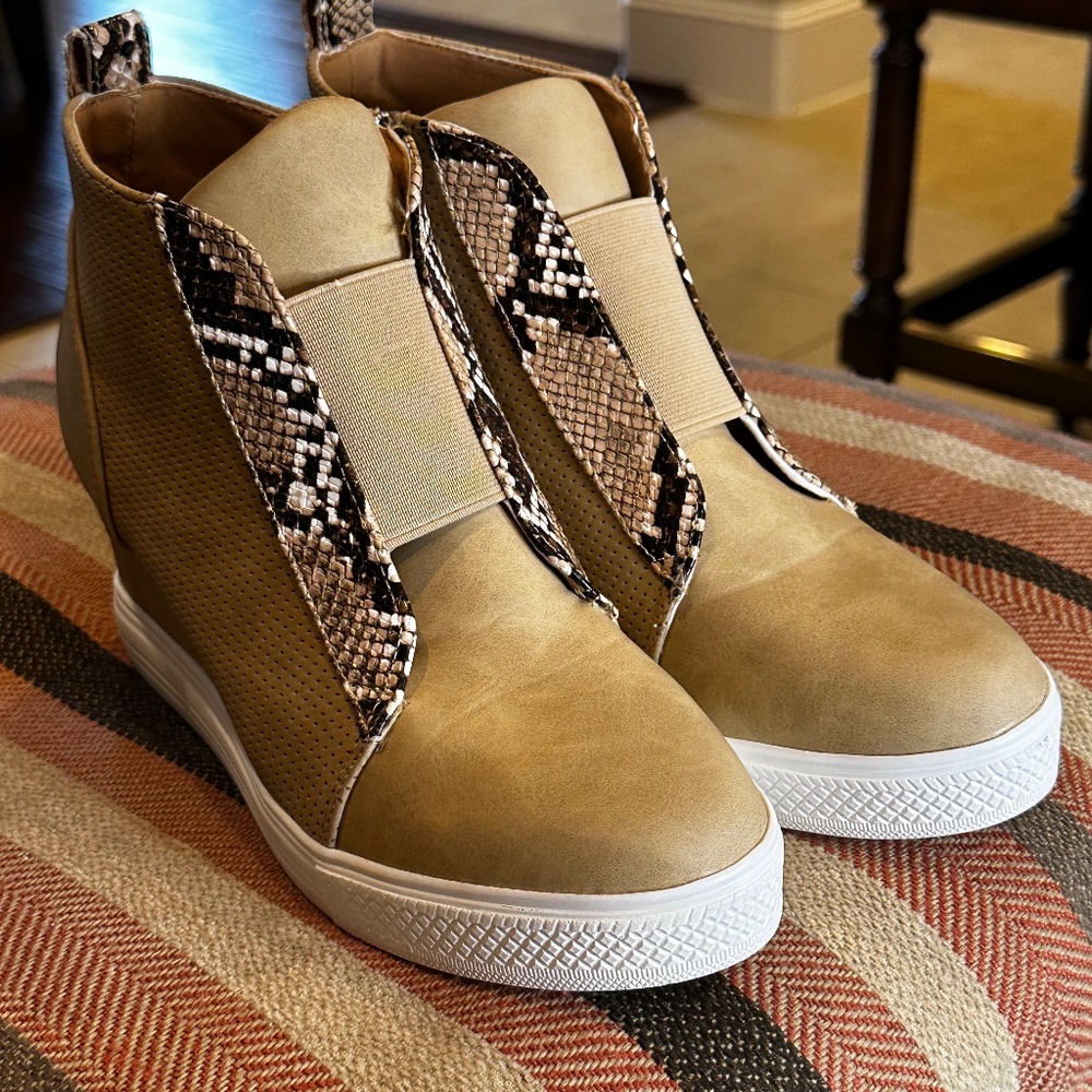 Women’s shoes. Snakeskin bootie/wedges